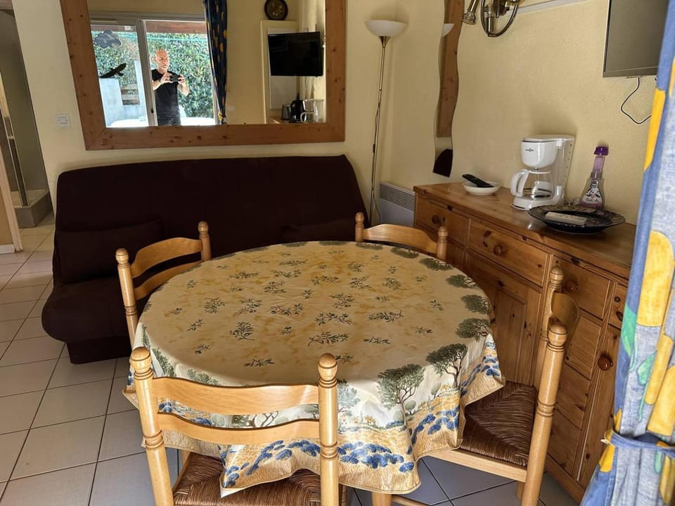 Coffee/tea facilities, Kitchen or kitchenette, Living room, Seating area, Dining area, minibar