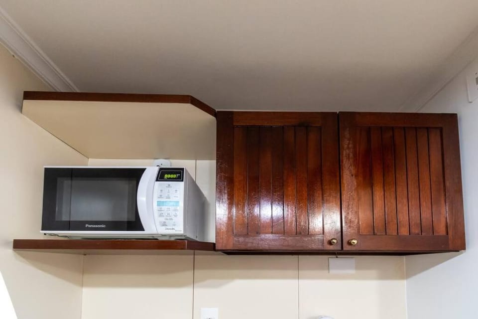 Kitchen or kitchenette, minibar