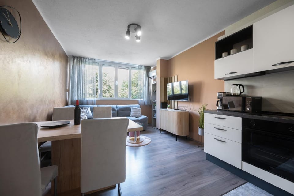 TV and multimedia, Kitchen or kitchenette, Living room, Seating area, Dining area, oven, stove, toaster