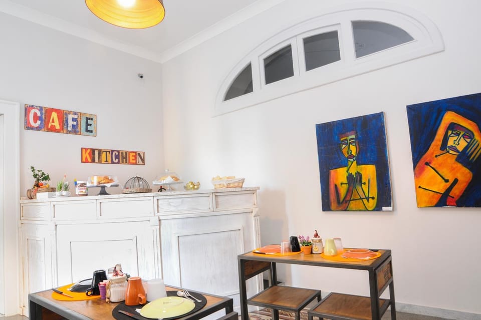 Coffee/tea facilities, Kitchen or kitchenette, Food and drinks, Dining area, Communal kitchen, Breakfast, Buffet breakfast