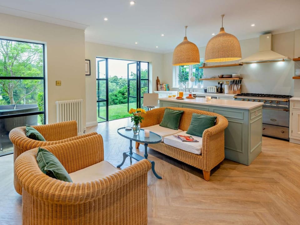 Kitchen or kitchenette, Seating area, Breakfast