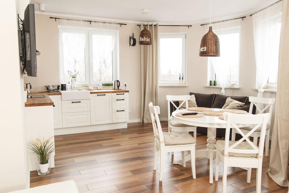 Kitchen or kitchenette, Living room, Seating area, Dining area