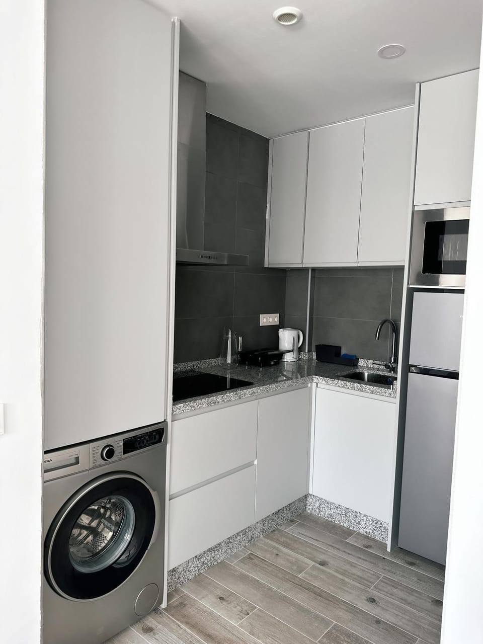 Kitchen or kitchenette, minibar, washing machine