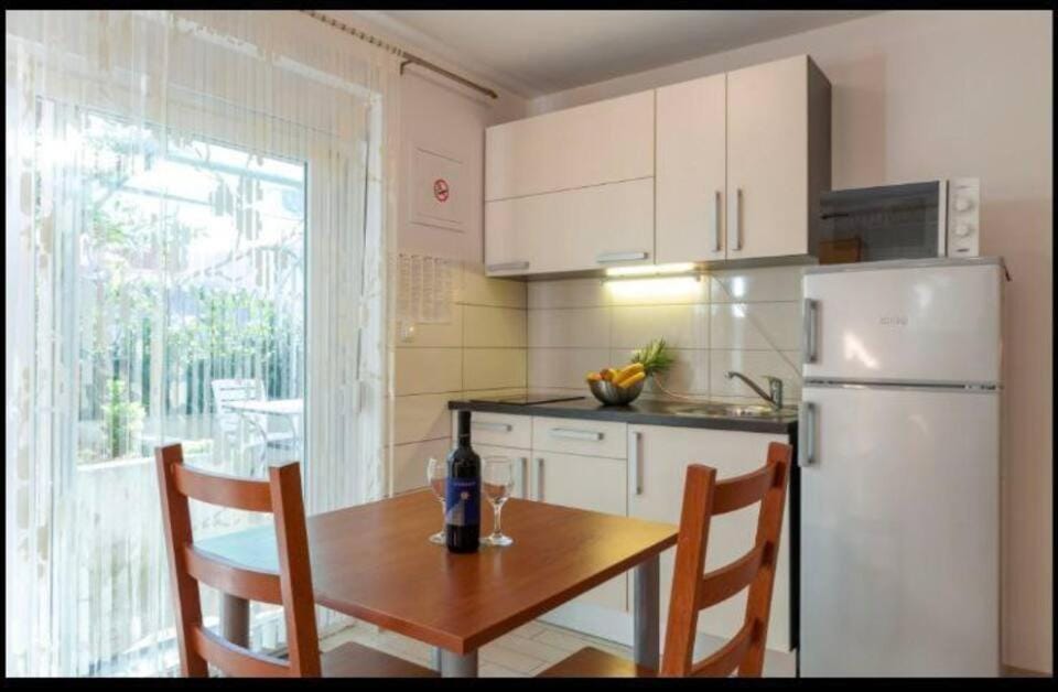 Kitchen or kitchenette, Dining area, stove