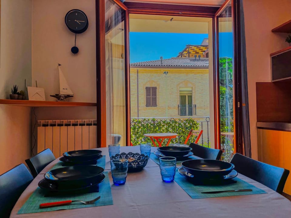 Day, Food and drinks, Dining area, Food