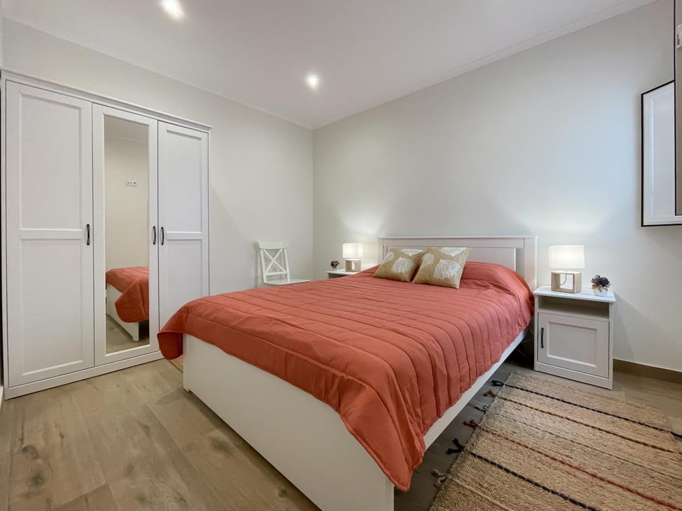 Bed, TV and multimedia, Bedroom, wardrobe