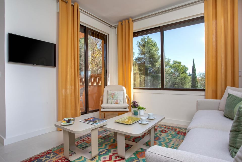 Communal lounge/ TV room, TV and multimedia, View (from property/room), Living room, Food and drinks, Seating area