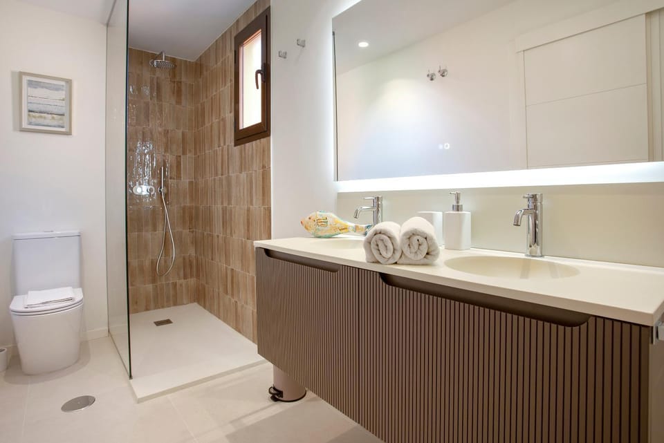 Shower, Toilet, Bathroom, hair dryier, towels