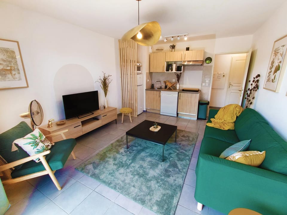 Communal lounge/ TV room, TV and multimedia, Kitchen or kitchenette, Living room, Seating area, stove