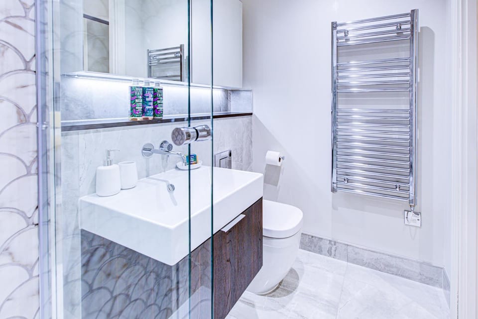 Shower, Toilet, Bathroom, towels