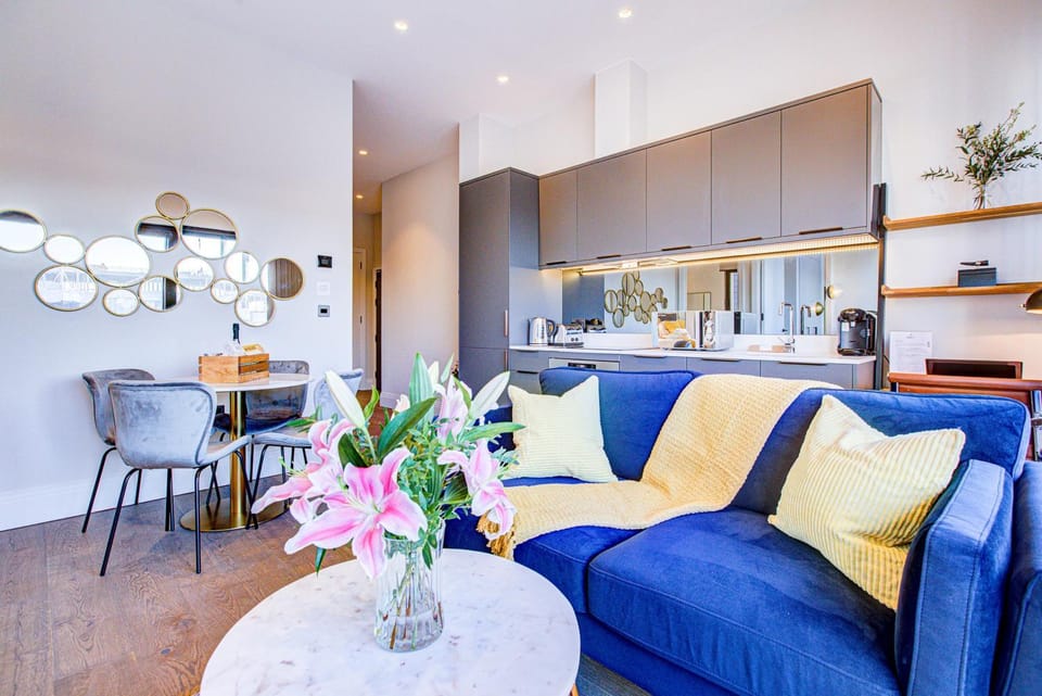 Kitchen or kitchenette, Living room, Seating area