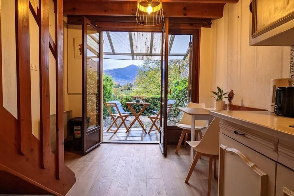 Natural landscape, Kitchen or kitchenette, Dining area, Mountain view