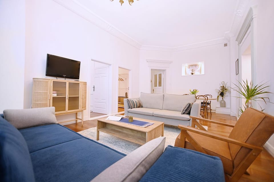 TV and multimedia, Living room, Dining area