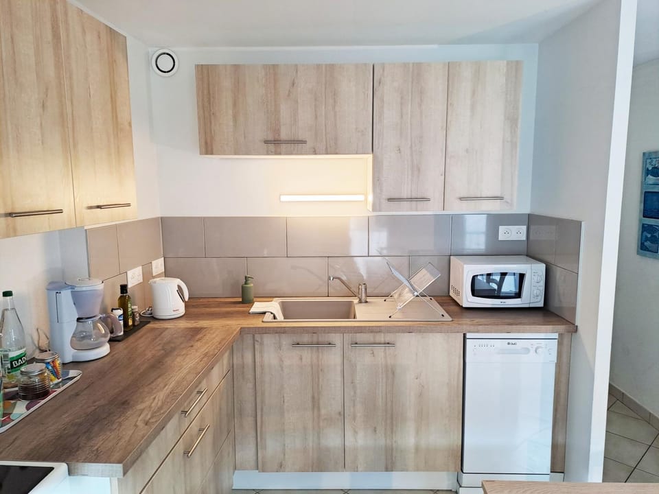 Coffee/tea facilities, dishwasher, microwave, oven, stove, kitchen