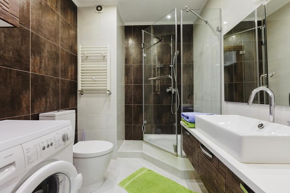 Shower, Toilet, Decorative detail