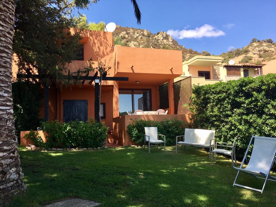 Property building, Patio, Day, Natural landscape, Garden, Garden, Garden view, sunbed