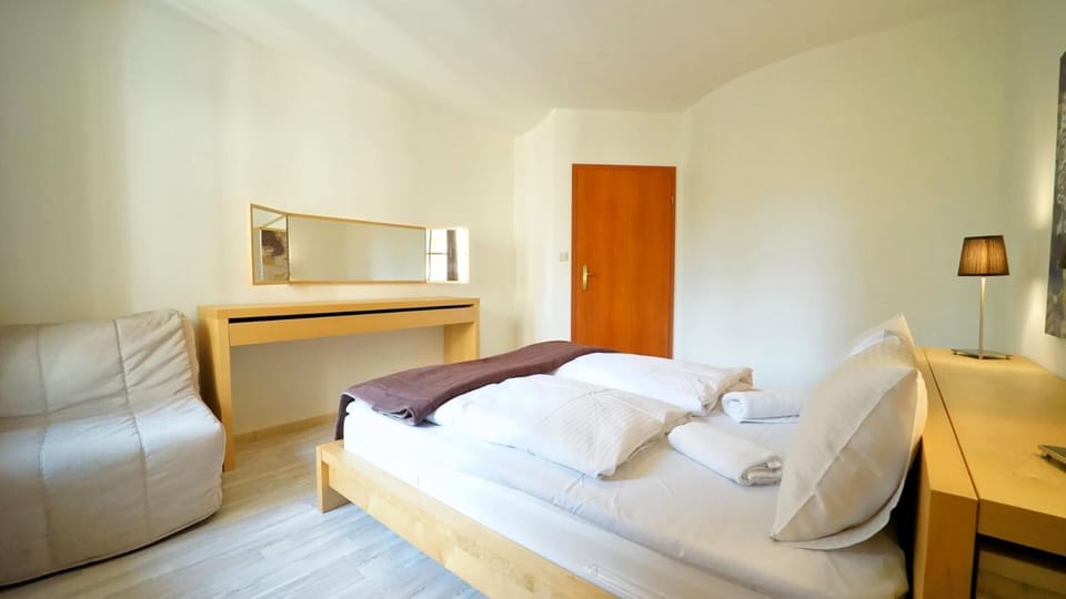 Bed, Bedroom, towels