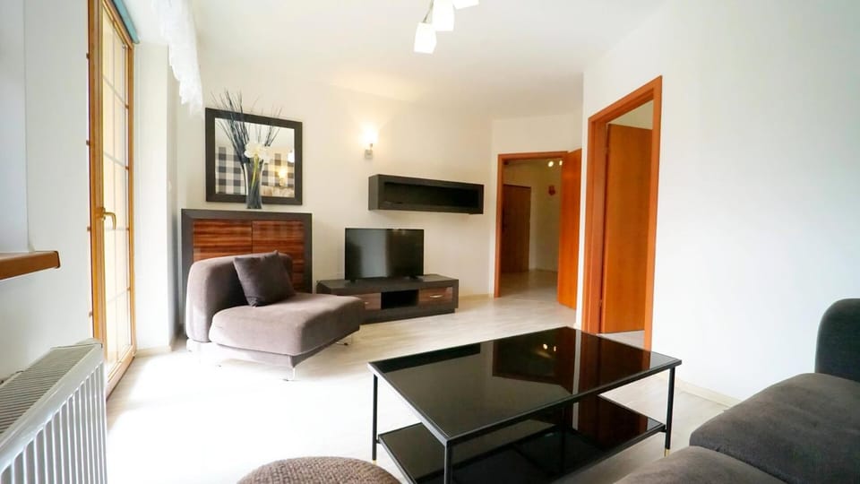 TV and multimedia, Living room, Seating area, Evening entertainment