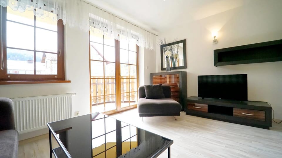TV and multimedia, Living room, Seating area, Evening entertainment