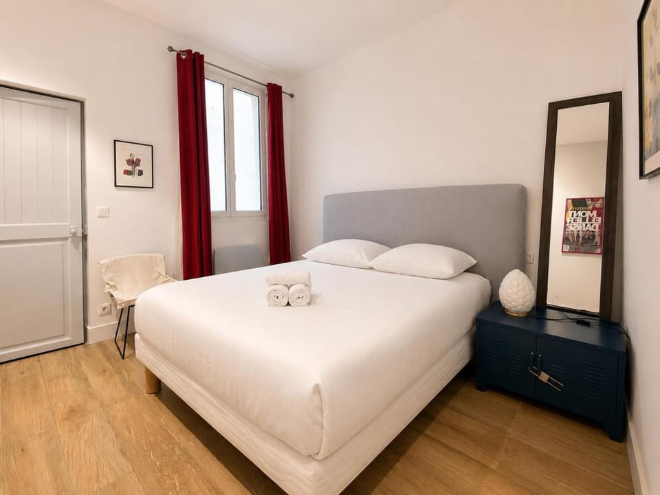 Photo of the whole room, Bedroom