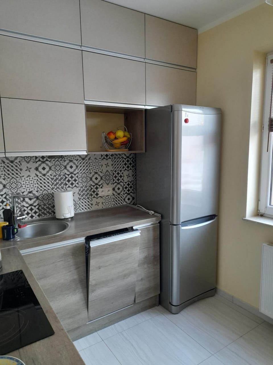 Kitchen or kitchenette, minibar, stove