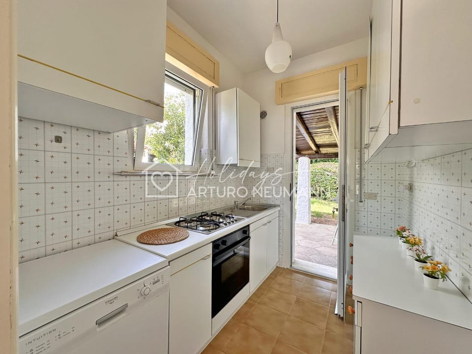 Kitchen or kitchenette, oven, stove