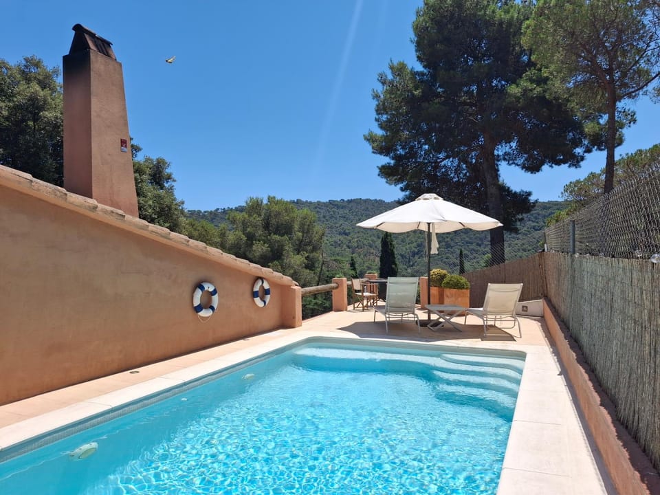 Pool view, Swimming pool, sunbed