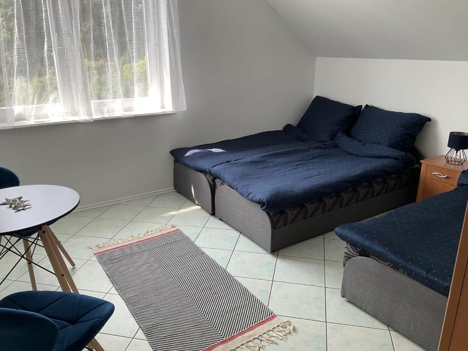 Photo of the whole room, Bedroom