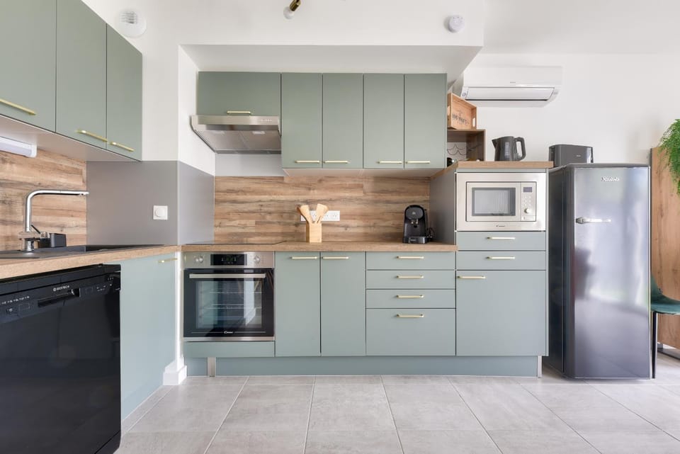 Kitchen or kitchenette
