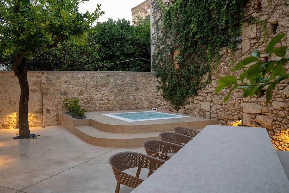 Natural landscape, BBQ facilities, Garden, Hot Tub, Hot Tub, Seating area, Pool view, Swimming pool, Swimming pool