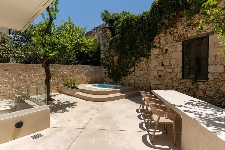 Day, Natural landscape, Garden, Hot Tub, Pool view, Swimming pool