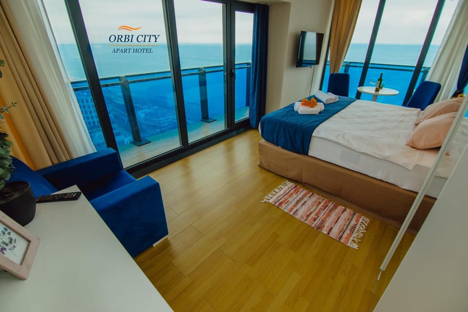 Bed, TV and multimedia, Bedroom, towels