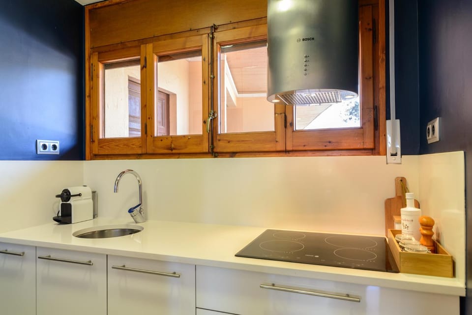 Coffee/tea facilities, Kitchen or kitchenette, stove