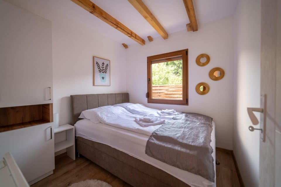 Bed, Bedroom, towels