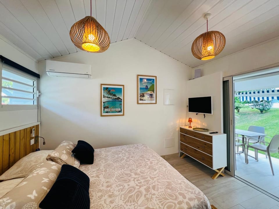TV and multimedia, Photo of the whole room, Bedroom, storage