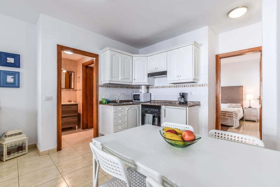 Kitchen or kitchenette, Dining area, minibar