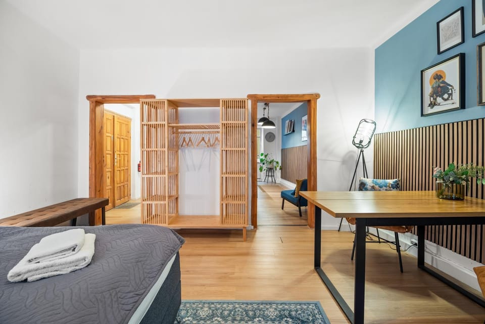 Bed, Living room, Photo of the whole room, Seating area, Dining area, Bedroom, towels, wardrobe