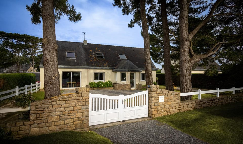 Property building, Facade/entrance, Garden, View (from property/room), Garden view, Parking, pet friendly