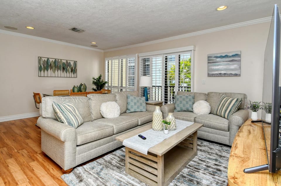 Two-Level, Heated Pool, Trolley to Beach & Village Apartment in Siesta Beach