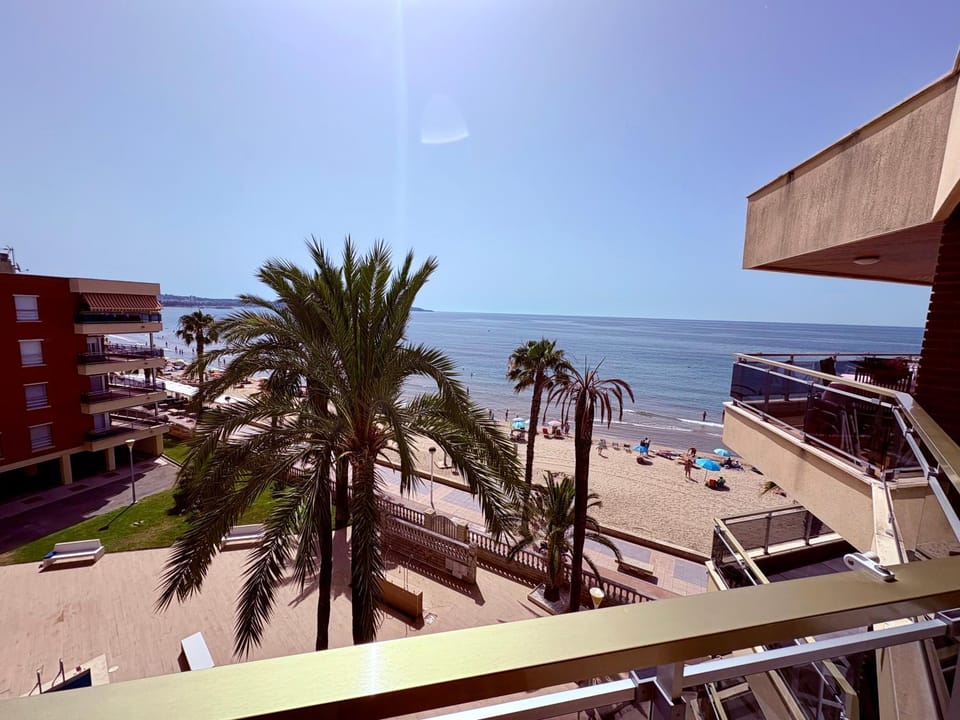 Apartamento frente al mar con WIFI y parking. Apartment in Cambrils