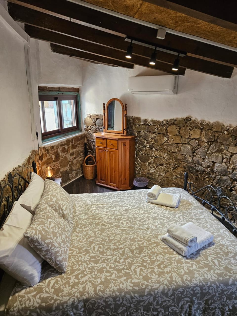 Bed, Photo of the whole room, Bedroom, towels
