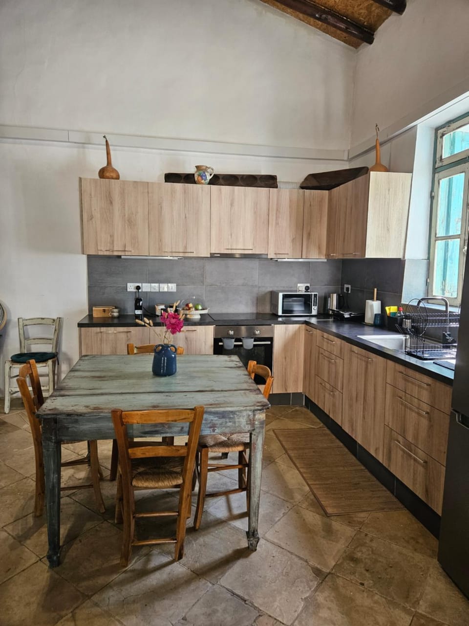 Coffee/tea facilities, Kitchen or kitchenette, Dining area, stove, toaster