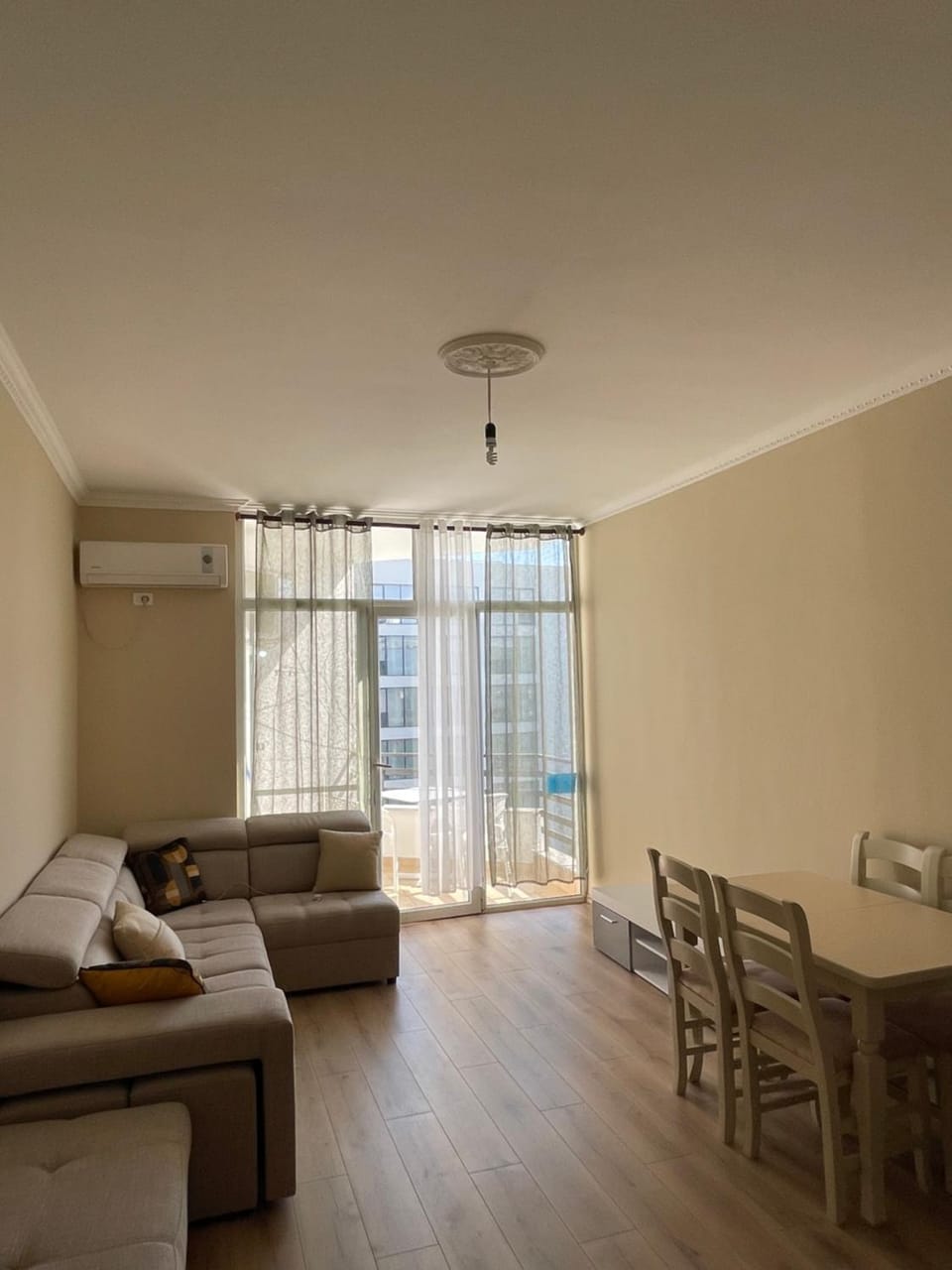 Photo of the whole room, Dining area
