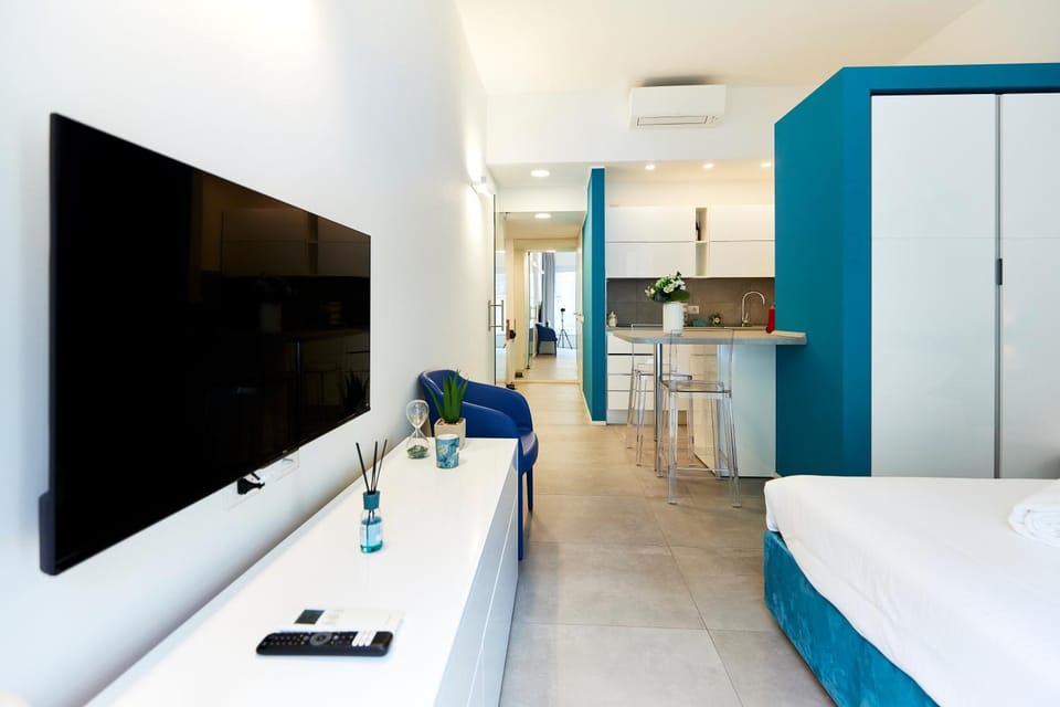 Bed, TV and multimedia, Kitchen or kitchenette, Bedroom, hair dresser