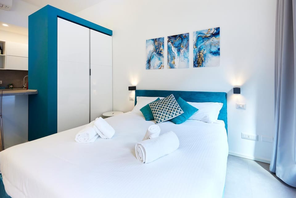 Bed, Bedroom, towels, wardrobe