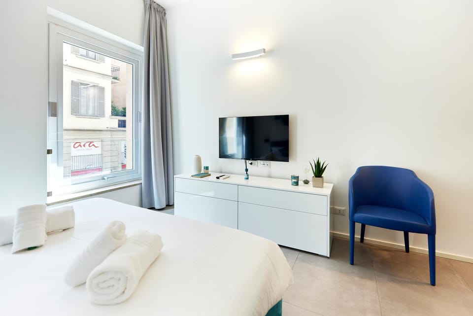 Bed, TV and multimedia, Bedroom, towels