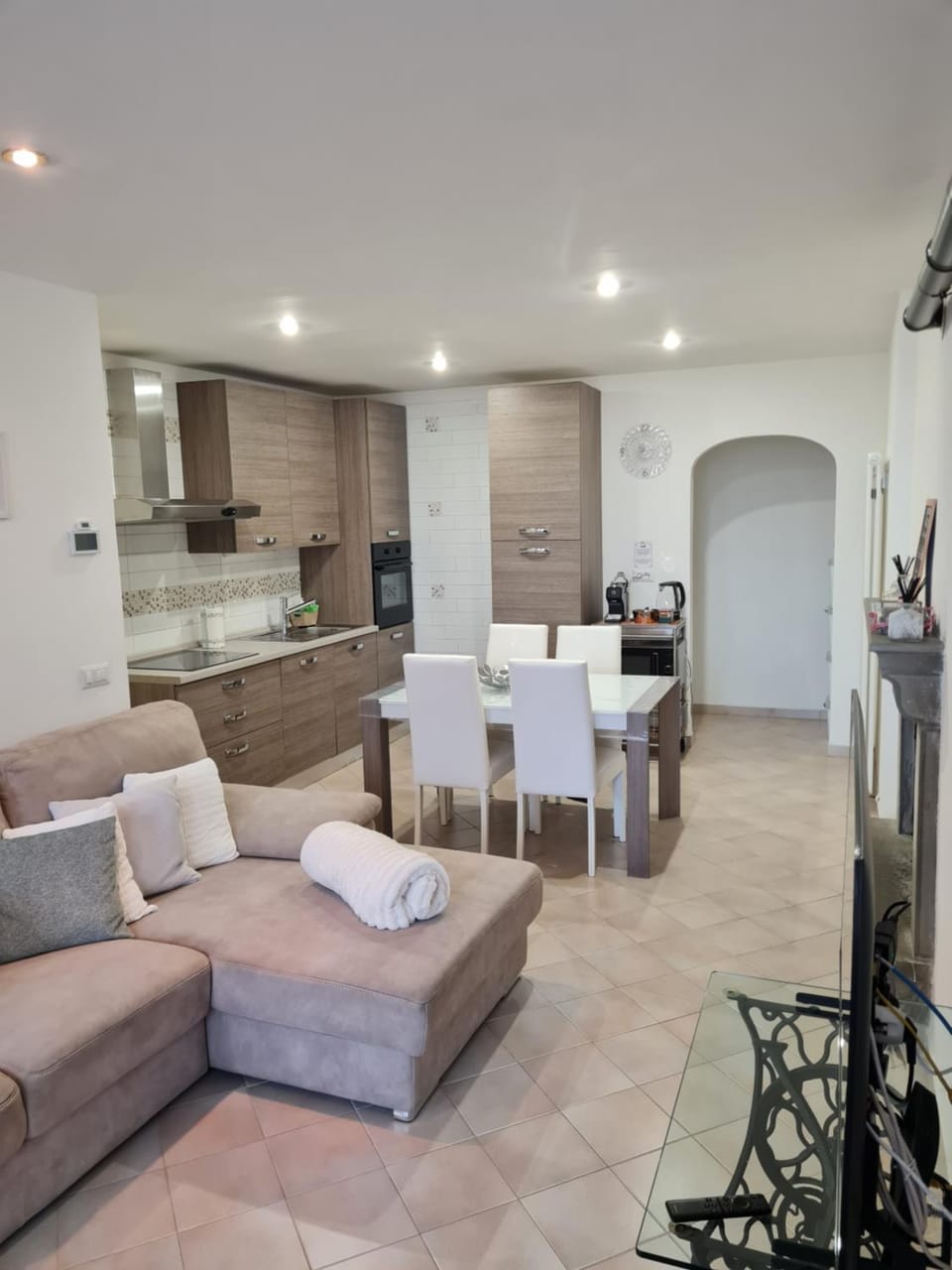 TV and multimedia, Kitchen or kitchenette, Living room, Seating area, oven, stove