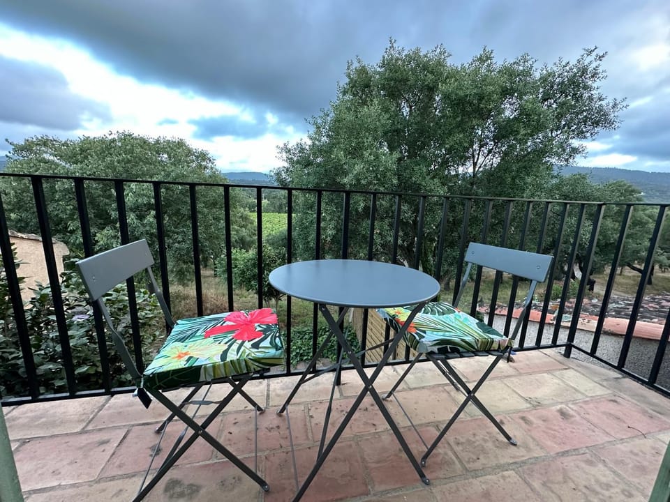 Magnifique appartement T3 rénové avec goût au coeur des vignes Apartment in Cogolin