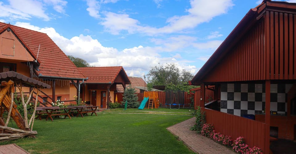 Property building, Communal lounge/ TV room, Spring, Day, Natural landscape, Garden, Evening entertainment, Garden view