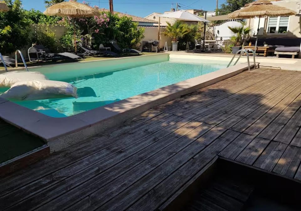 Tropical Spirit House Villa in Marignane